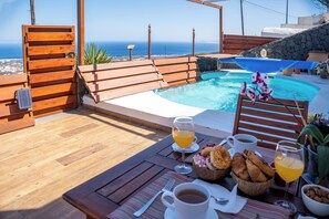 Outdoor dining - FINCA LA CASITA - LANZAROTE. PRIVTE SAUNA AND PRIVATE JACUZZI. POOL.WIFI.GOLF (La Asomada - Lanzarote - Puerto del Carmen)
