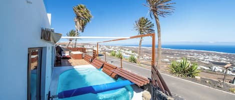 Een buitenzwembad en een verwarmd zwembad