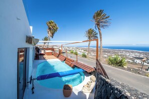 Outdoor pool, a heated pool - FINCA LA CASITA - LANZAROTE. PRIVTE SAUNA AND PRIVATE JACUZZI. POOL.WIFI.GOLF (La Asomada - Lanzarote - Puerto del Carmen)