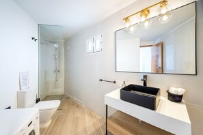 Combined shower/bathtub, hair dryer, bidet, towels - FINCA LA CASITA - LANZAROTE. PRIVTE SAUNA AND PRIVATE JACUZZI. POOL.WIFI.GOLF (La Asomada - Lanzarote - Puerto del Carmen)