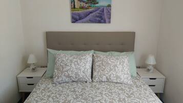 3 slaapkamers, een strijkplank/strijkijzer, reisbedje, gratis wifi