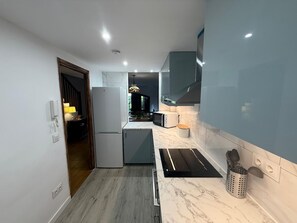 Kühlschrank, Mikrowelle, Ofen, Herdplatte