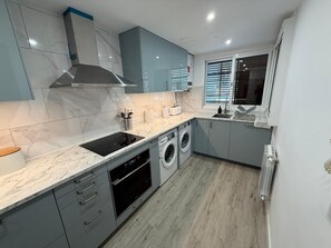 Frigorífico, microondas, horno y placa de cocina