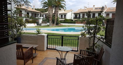 Fácil paseo al centro de Sitges, a la playa (600 m) Jardín cerrado, piscina, Wifi gratuito, aire acondicionado
