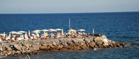 بالقرب من الشاطئ