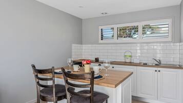 Raphaela Cabin | Private kitchenette | Fridge, microwave, stovetop, electric kettle