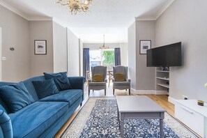 Apartemen Mewah, 2 kamar tidur, area taman | Ruang keluarga | TV layar datar