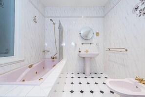 ลักซ์ชัวรี่อพาร์ทเมนท์, 2 ห้องนอน, ติดสวน | ห้องน้ำ | อ่างอาบน้ำและฝักบัวแยกจากกัน, อ่างอาบน้ำแบบหัวเจ็ต, ของใช้ในห้องน้ำฟรี