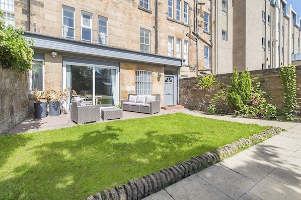 Courtyard - Grosvenor Luxury Apartment (Glasgow)