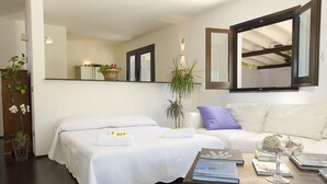 Une chambre à coucher avec un lit, une table de chevet, une commode, une fenêtre et un miroir.