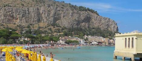 In Strandnähe, Liegestühle, Strandtücher