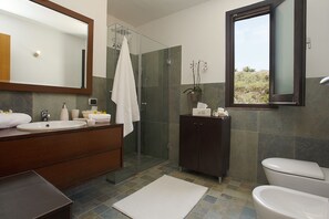 Dusche, Haartrockner, Bidet, Handtücher