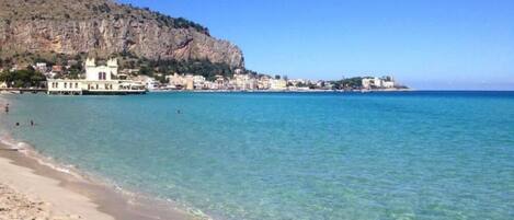 Playa en los alrededores, camastros y toallas de playa 