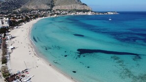Plage à proximité, chaises longues, serviettes de plage