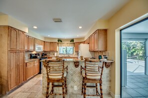 Fridge, microwave, oven, stovetop - Villa Bonita, Located 5 Min. from Bonita Beach, WIFI, Private Lanai & Pool (Bonita Springs)