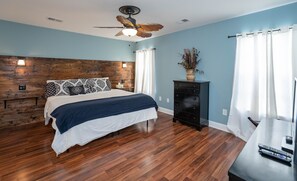 3 bedrooms, desk, iron/ironing board, WiFi - CRESCENT MOON: Perfect for families visiting for MILITARY GRADUATION! (Beaufort)