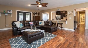 Télévision, cheminée, lecteur de DVD, livres