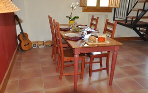 Dining - Nature, peace and quiet! Free WiFi, luxury and comfort in beautiful house (Abaran)