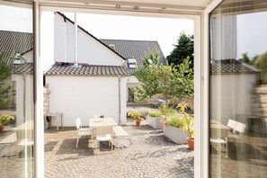 Outdoor dining - "Brunnenhaus": Stylish vacation home with Mediterranean courtyard and huge garden (MZ)