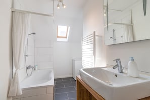 Ensemble douche/baignoire, sĂšche-cheveux, serviettes fournies