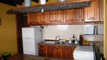 Een koelkast, een magnetron, een oven, een koffiezetapparaat/waterkoker