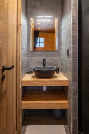 Kylpyamme, hiustenkuivaaja, pyyhkeet, saippua