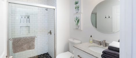 Ensemble douche/baignoire, sĂšche-cheveux, serviettes fournies, savon
