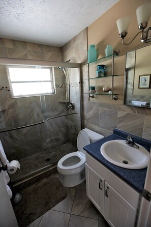 Douche, serviettes fournies, savon, papier de toilette