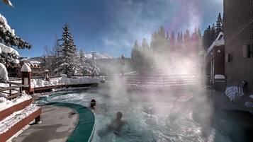 Una piscina techada, una piscina climatizada
