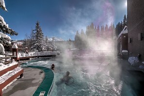 Een binnenzwembad, een verwarmd zwembad