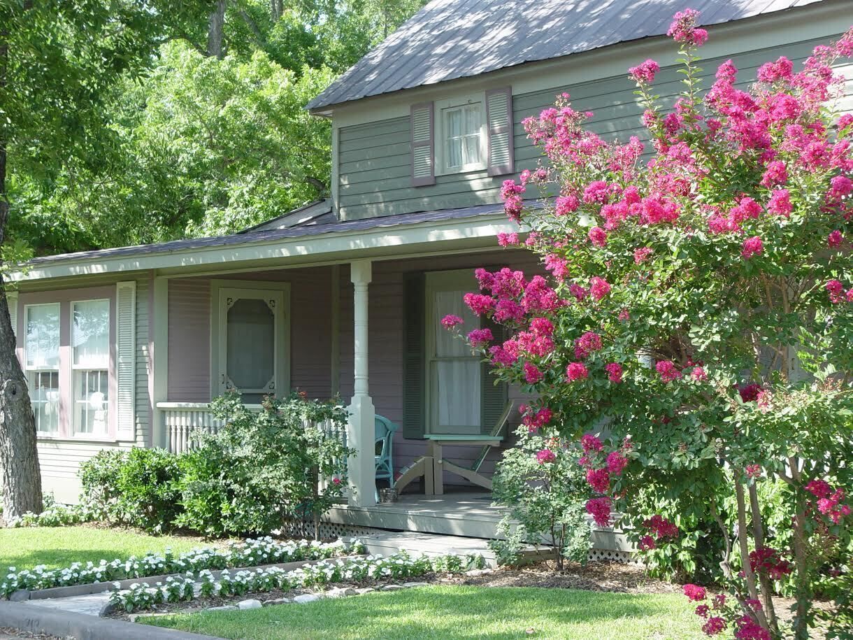 Entire home near downtown sleeps up to 12 guests—permit #8056000259