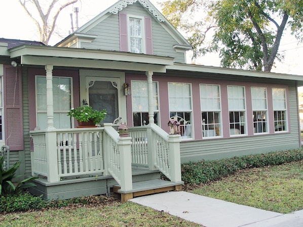 Exterior detail - Entire home near downtown sleeps up to 12 guests—permit #8056000259 (Fredericksburg)