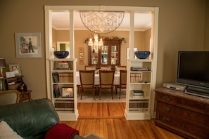 Smart TV, books, video library - Entire home near downtown sleeps up to 12 guests—permit #8056000259 (Fredericksburg)