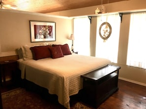 5 bedrooms, desk, iron/ironing board, WiFi - Entire home near downtown sleeps up to 12 guests—permit #8056000259 (Fredericksburg)