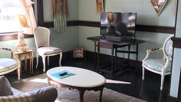 Smart TV, Netflix, Hulu, DVD player