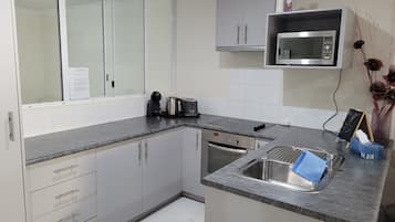 Apartemen Standar, 2 kamar tidur | Fasilitas dapur bersama | Lemari es besar, microwave, oven, dan kompor