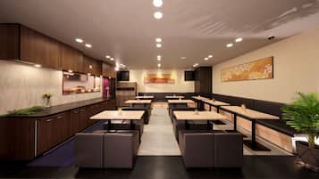 Daily buffet breakfast (JPY 1000 per person)