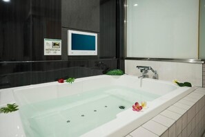 Een bad/douchecombinatie, gratis toiletartikelen, pantoffels, een bidet