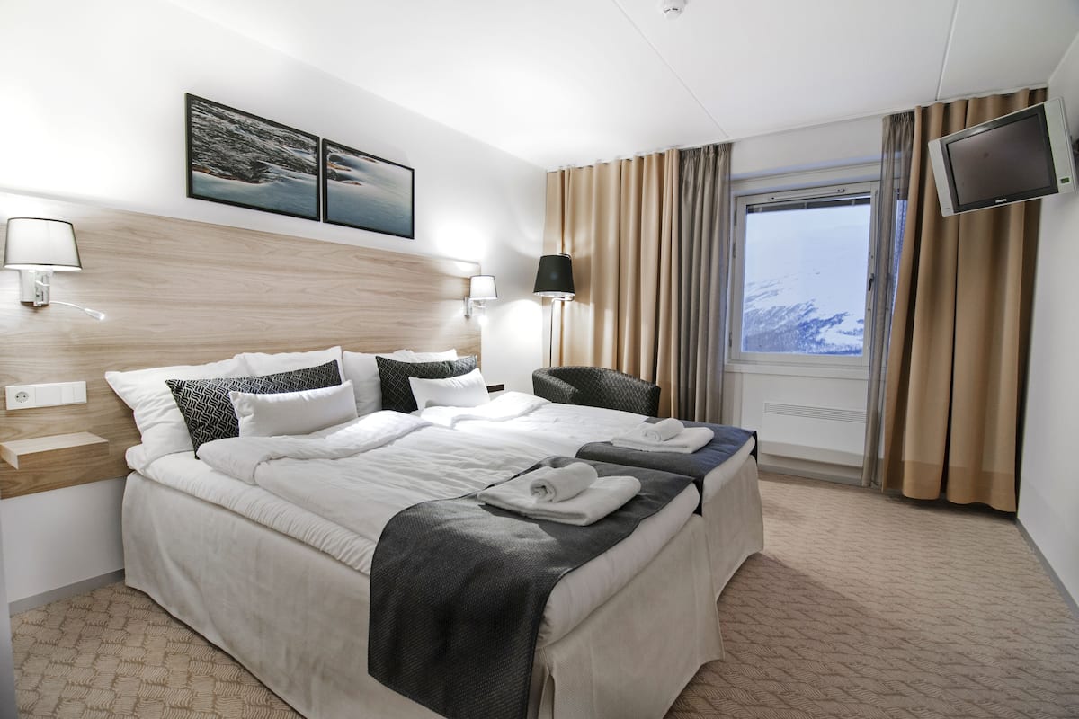 standard twin room | 1 bedroom, desk, blackout curtains