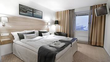 Kamar Twin Standar | Meja kerja dan tirai kedap cahaya