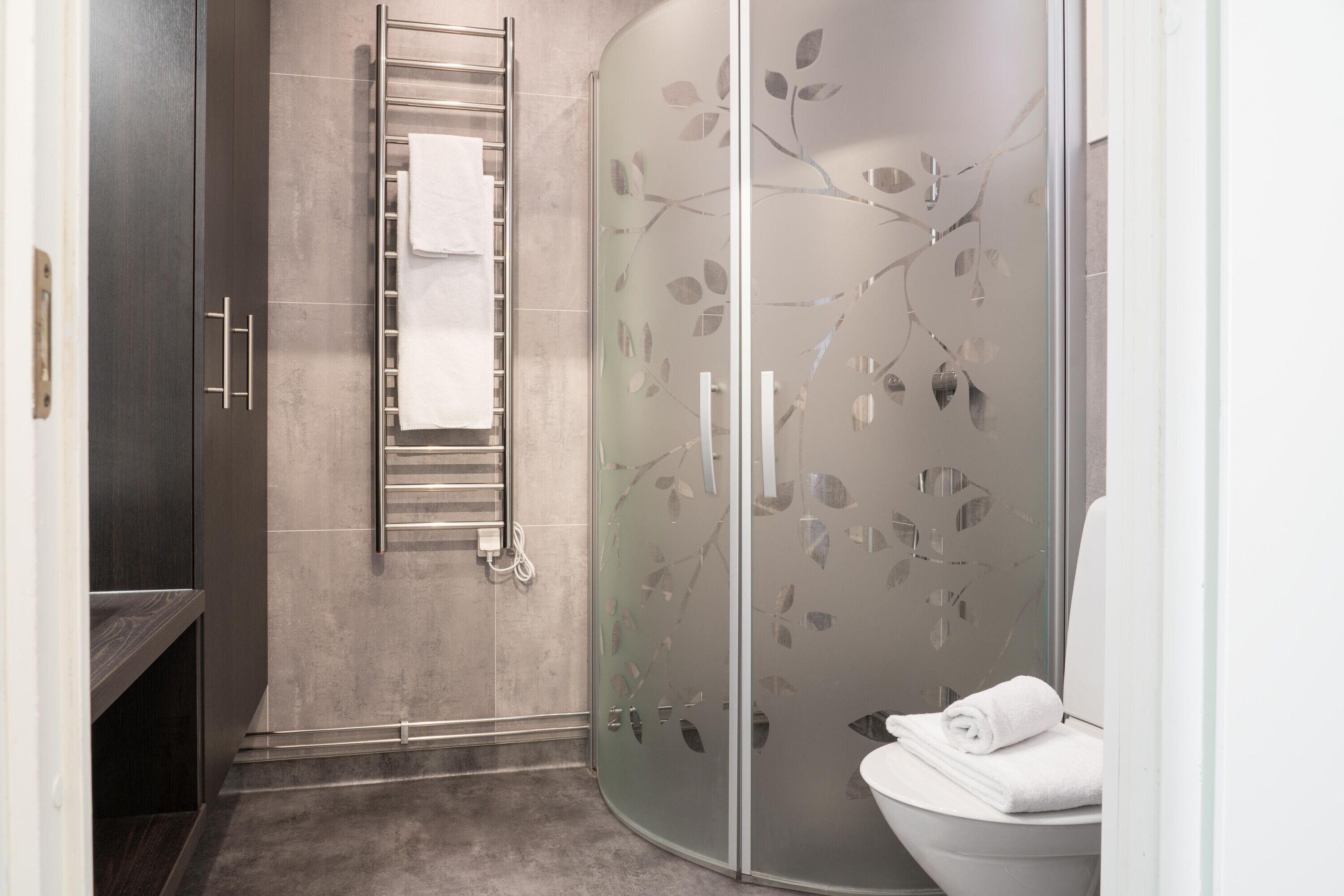 deluxe chalet, 2 bedrooms, sauna | bathroom | shower