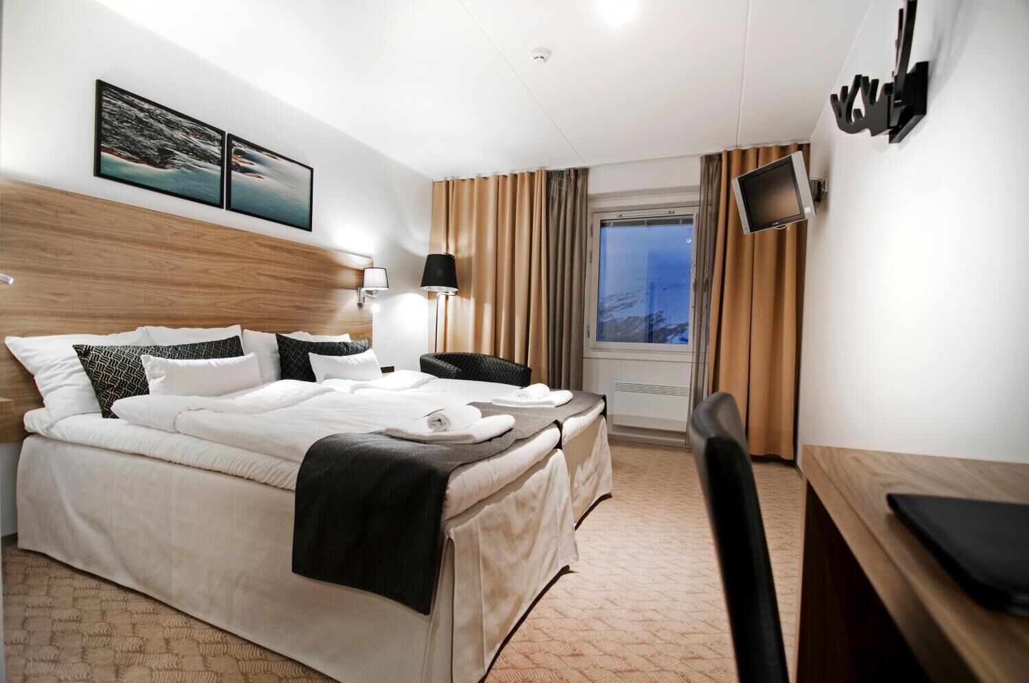 1 bedroom, desk, blackout curtains