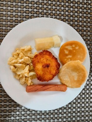 Daily local cuisine breakfast (PHP 195 per person)