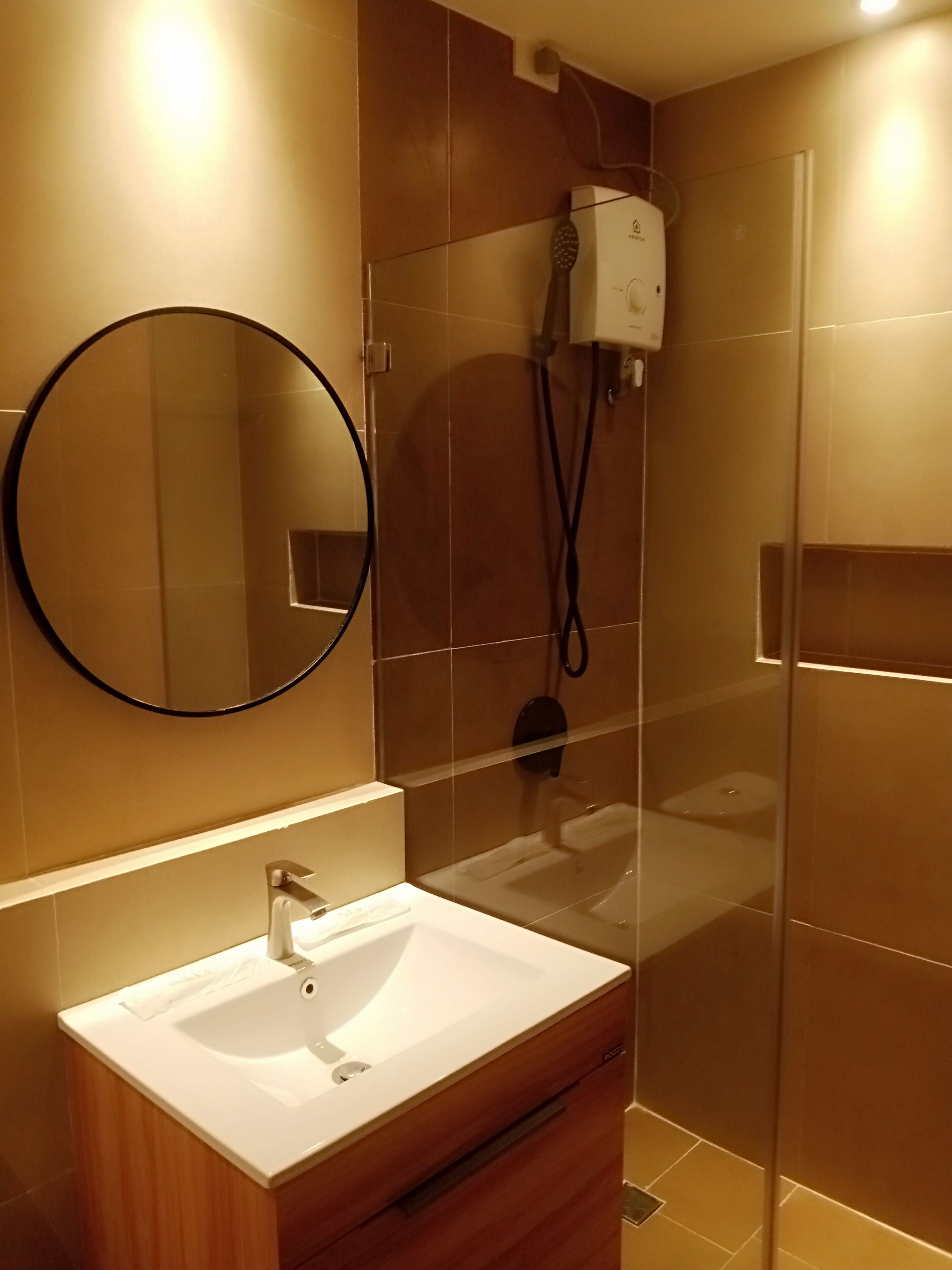family room | bathroom | shower, free toiletries, hair dryer, bidet