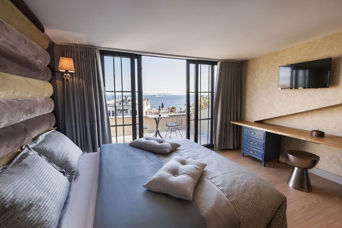 Superior Double Room, 1 King Bed, Sea View, Sea Facing | Premium bedding, minibar, in-room safe, desk