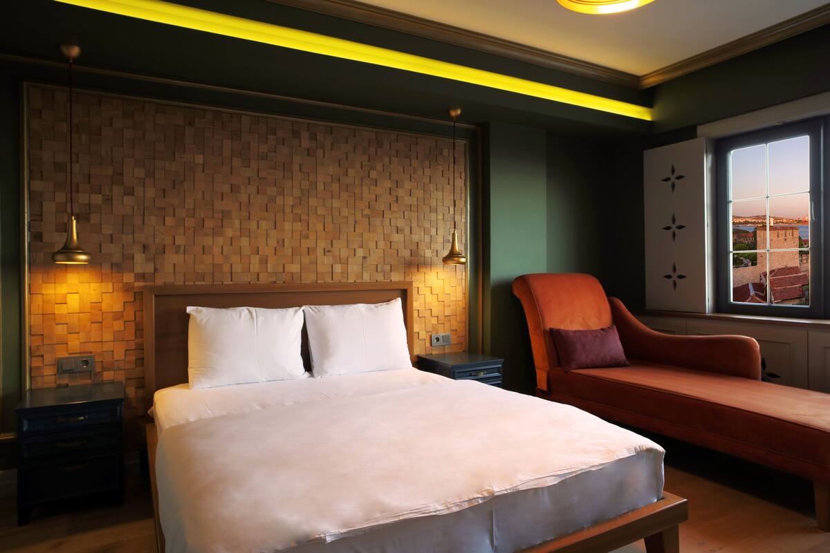 Deluxe Double Room, 1 Bedroom, Partial Sea View, Sea Facing | Premium bedding, minibar, in-room safe, desk