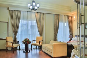 Suite ejecutiva, 1 cama de matrimonio grande | 1 dormitorio, minibar, caja fuerte y mobiliario individual