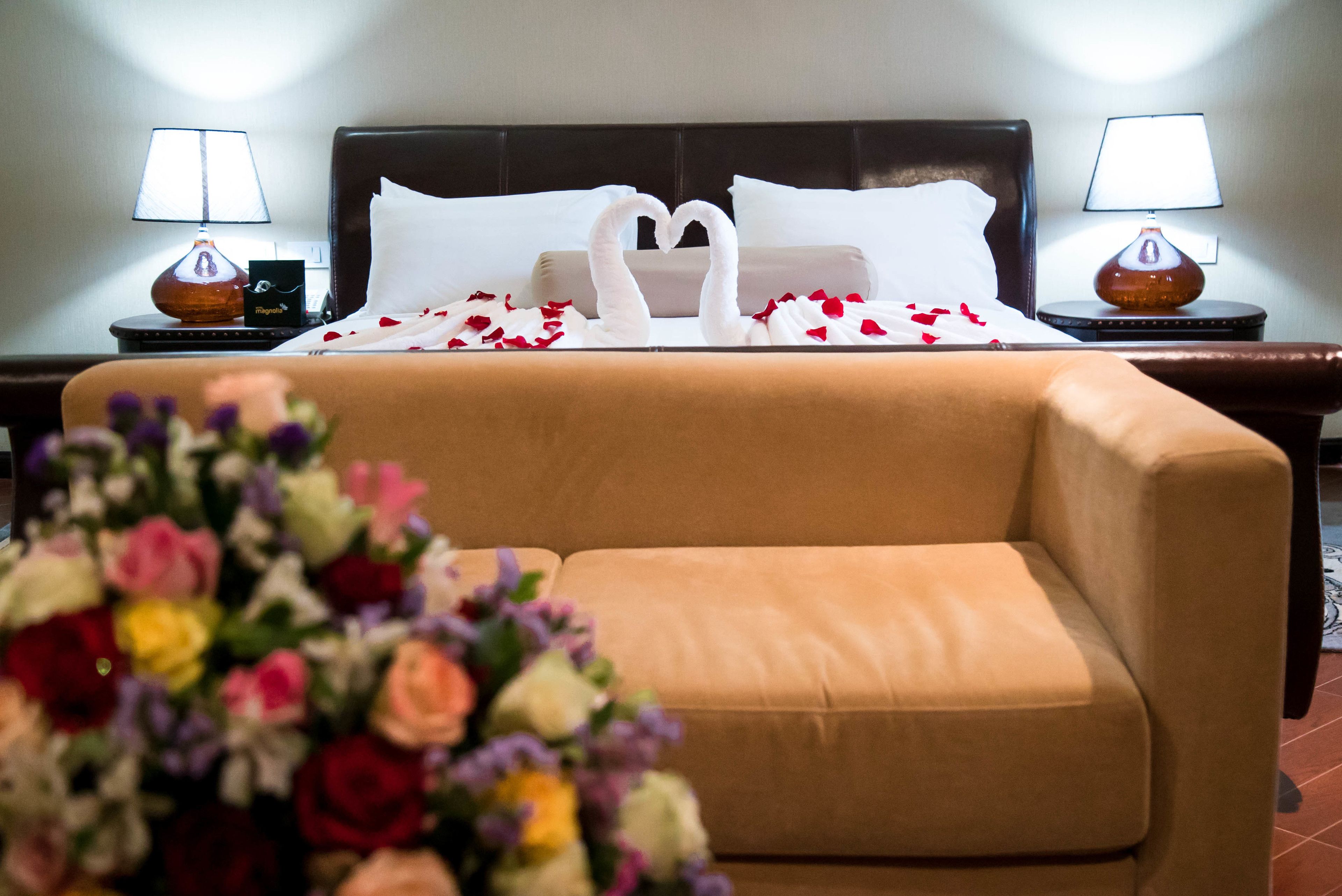 executive suite, 1 king bed | living room | 32-inch flat-screen tv with cable channels, tv