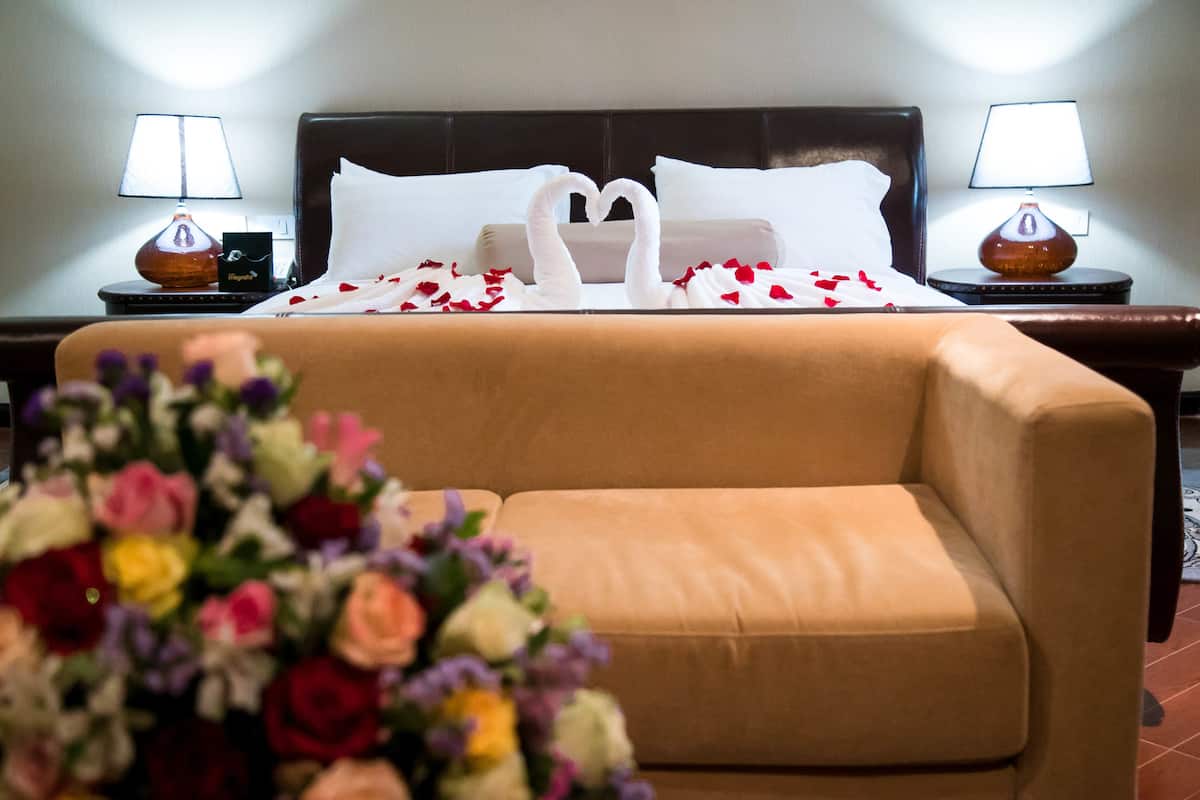 executive suite, 1 king bed | living room | 32-inch flat-screen tv with cable channels, tv