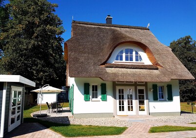 Relax under thatch with sauna, fireplace and sea - 5 star holiday home